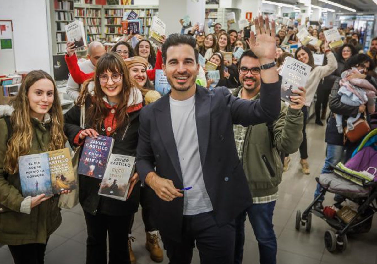 Javier Castillo, junto a sus lectores, en la firma de este viernes en Granada.