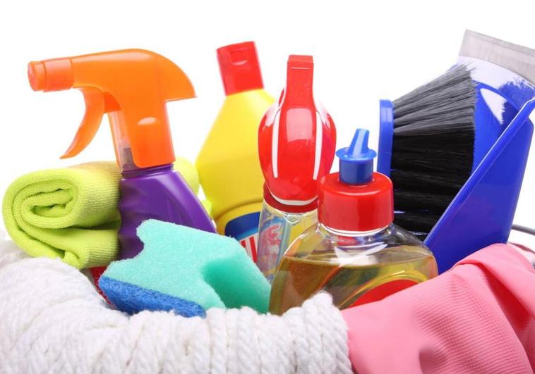 Los productos de limpieza que deberías evitar, según la OCU