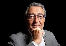 Francis Salado posa para la entrevista en la redacción de SUR.