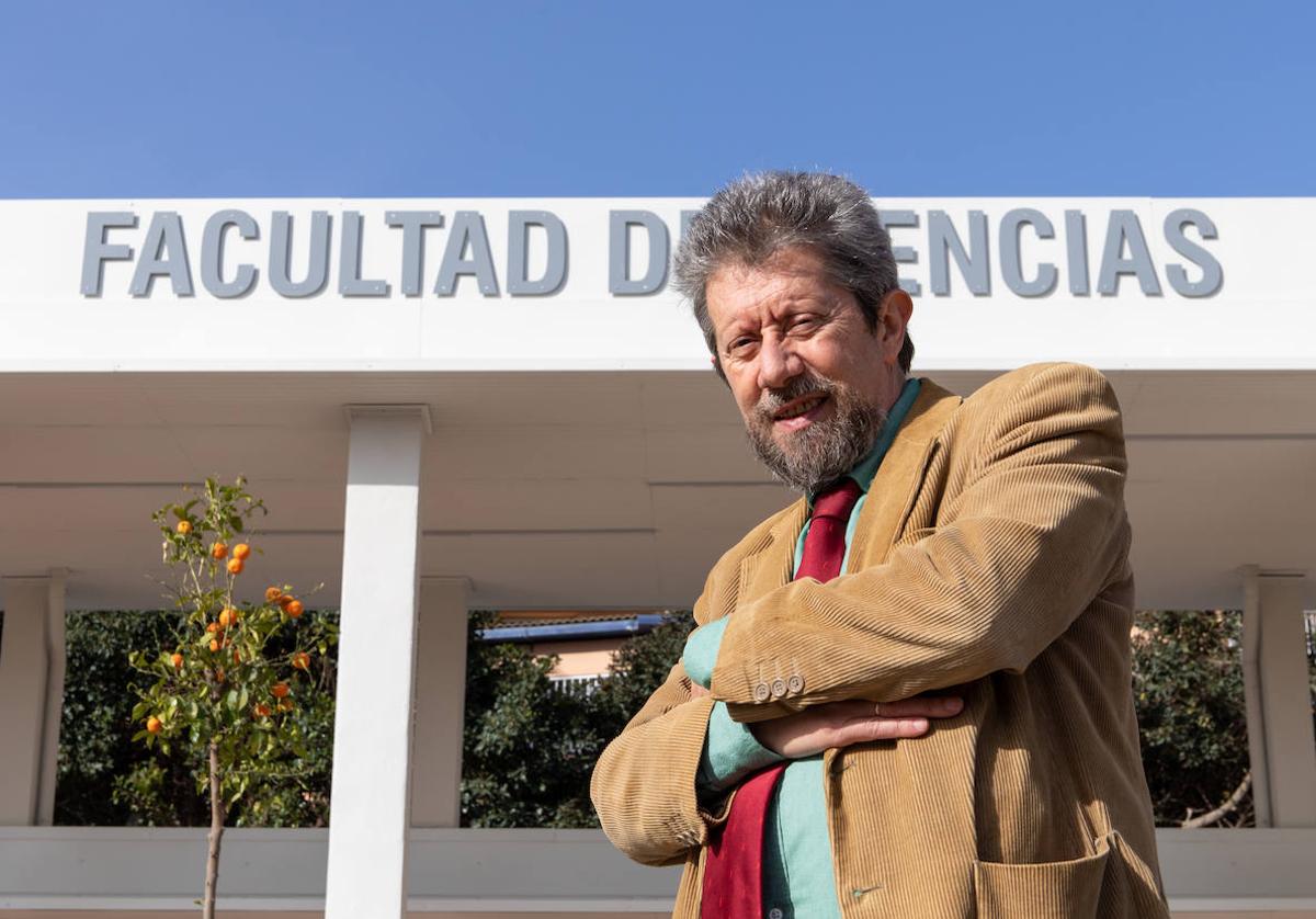 Enrique Salvo es profesor de Biología Vegetal en la Facultad de Ciencias de la UMA.