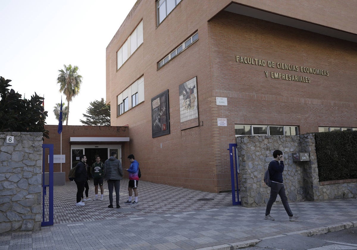 Estudiantes, en la Facultad de Ciencias Económicas y Empresariales.