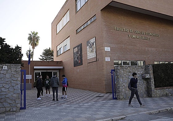 Estudiantes, en la Facultad de Ciencias Económicas y Empresariales.