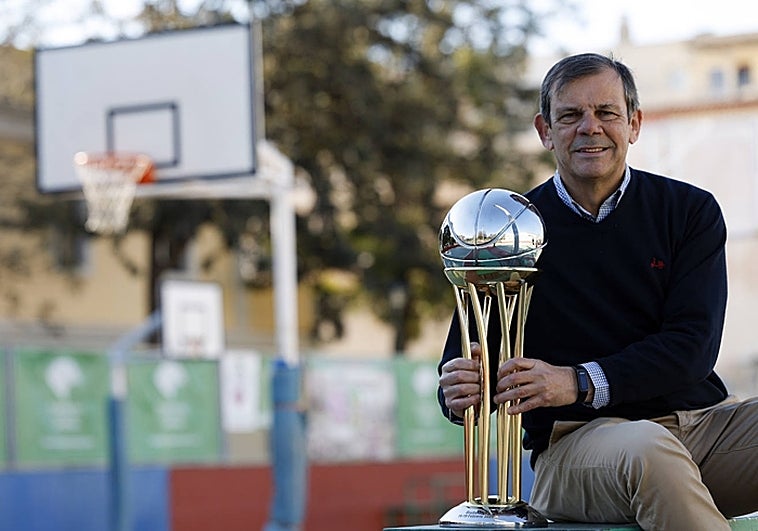 Juanma Rodríguez posa orgulloso este lunes, en una de las pistas de Los Guindos, con el trofeo de la Copa del Rey.