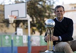 Juanma Rodríguez posa orgulloso este lunes, en una de las pistas de Los Guindos, con el trofeo de la Copa del Rey.
