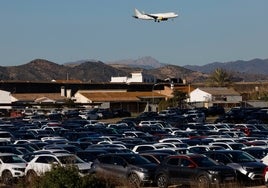 Numerosos coches que se utilizan para el rent a car, aparcados cerca del aeropuerto.