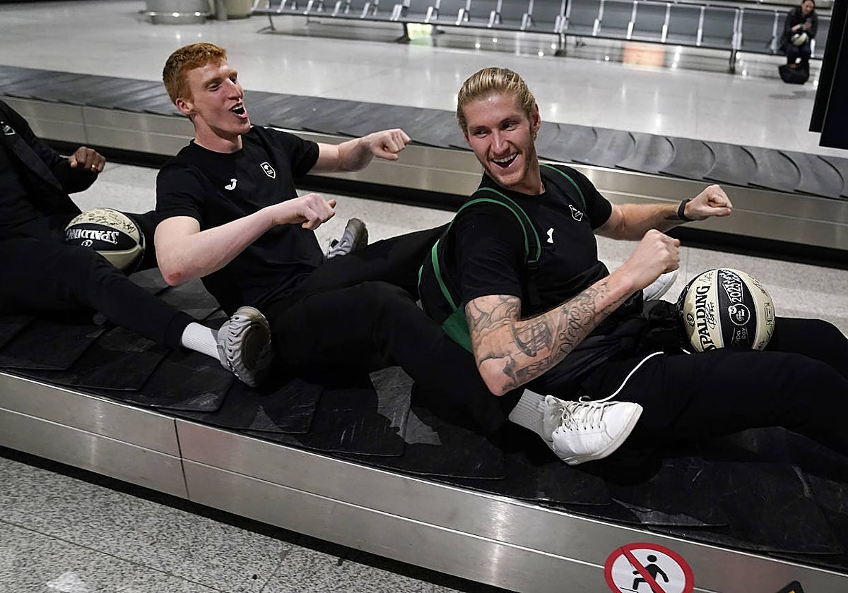 Alberto Díaz y Dylan Osetkowski, en la cinta de maletas del Aeropuerto de Málaga, a su regreso.