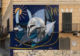 Imagen del artista urbano Belin delante del nuevo mural que promociona la serie 'The Mandalorian'.