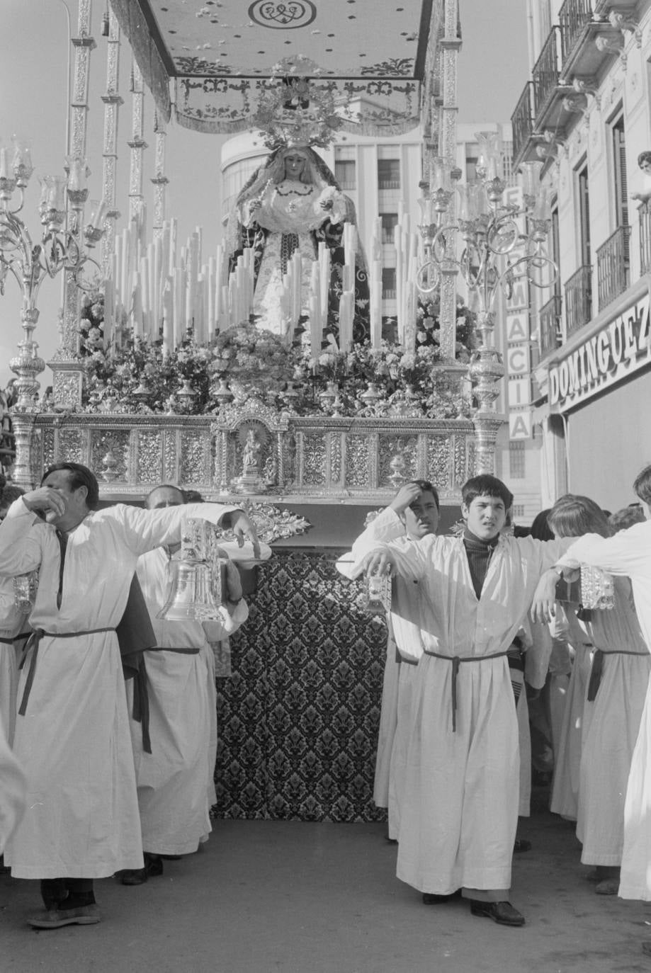 A finales de los años sesenta del pasado siglo, Francisco Díaz Roncero ejecutó un nuevo trono de orfebrería para la Virgen del Amparo. El palio solo tenía ocho barras de sección cuadrada, que fueron sustituidas posteriormente por doce de sección circular, como es habitual en la mayor parte de los tronos de Virgen. Estas singulares barras cuadradas fueron empleadas durante varios años para sostener el techo de la carreta provisional del simpecado de la Hermandad de Nuestra Señora del Rocío Málaga La Caleta.