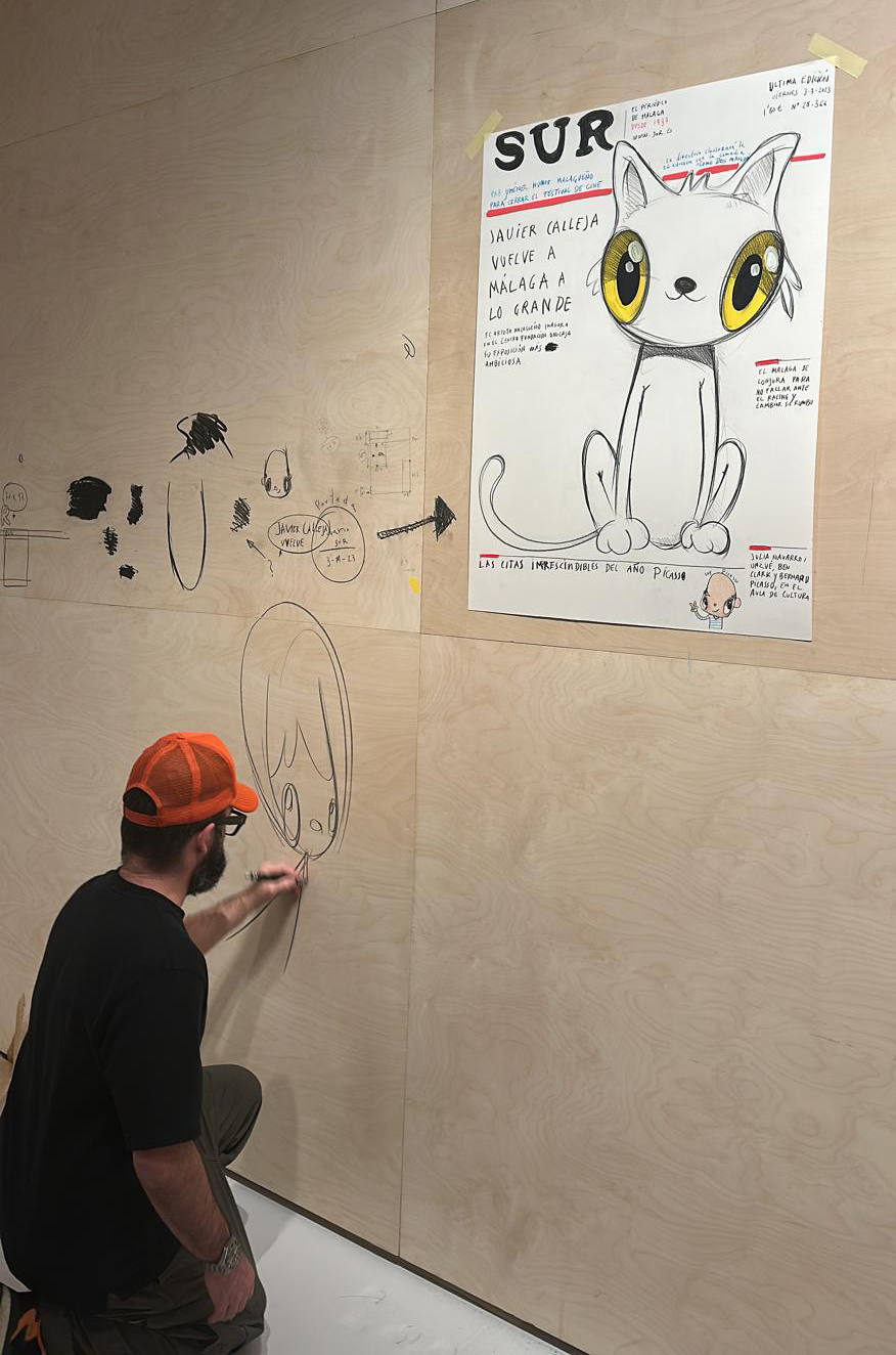 Javier Calleja junto a la portada de SUR, justo después de terminarla