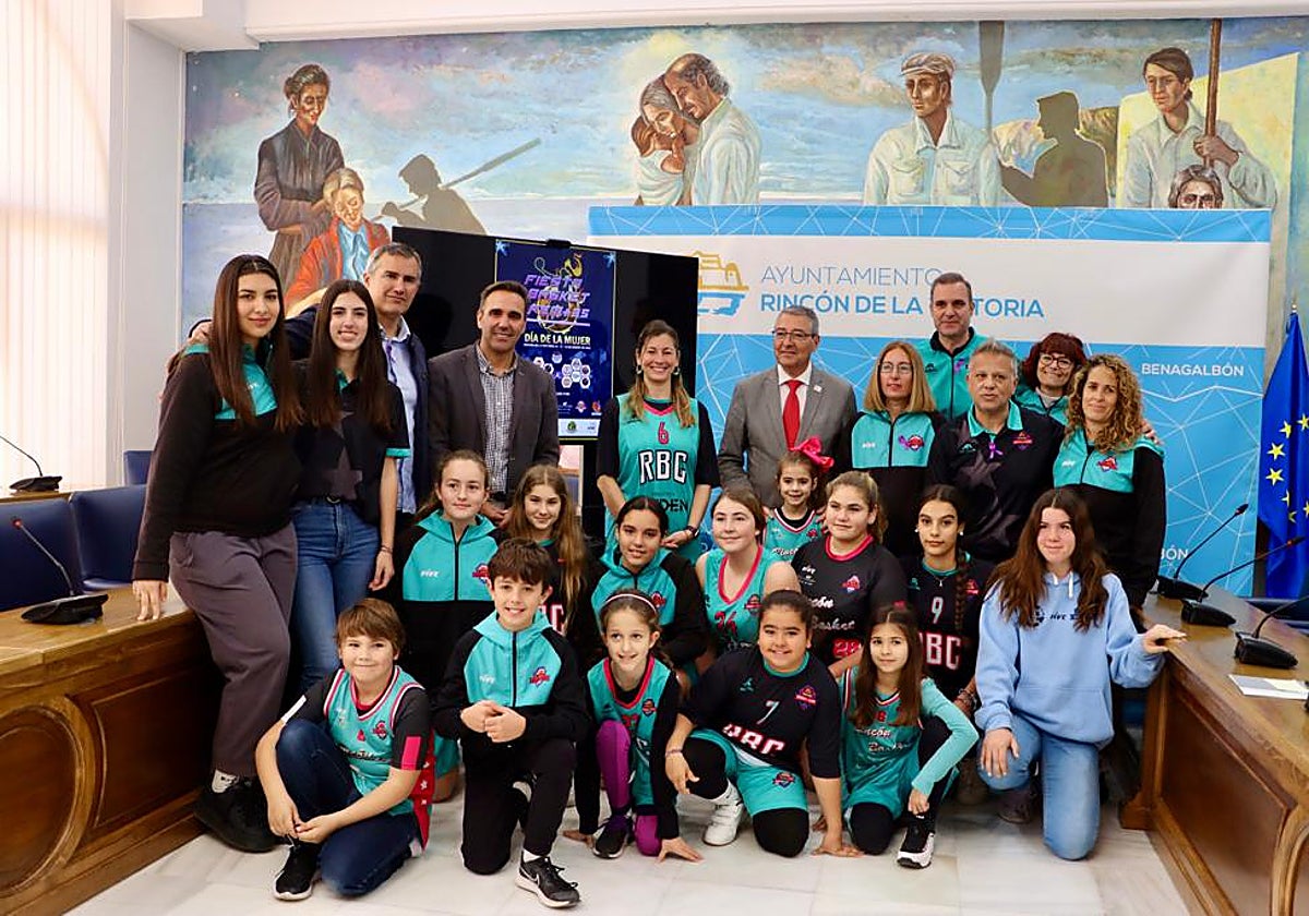 Jugadoras del Rincón Basket Club, en el salón de plenos con el alcalde.
