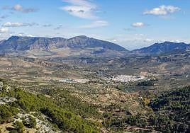 Así se ve El Burgo y el valle del río Turón desde el mirador del Guarda Forestal.