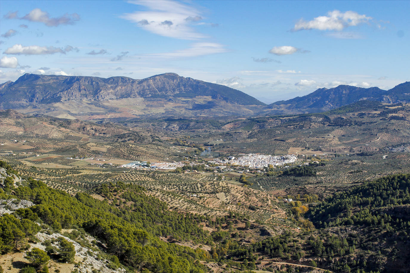 Así se ve El Burgo y el valle del río Turón desde el mirador del Guarda Forestal.