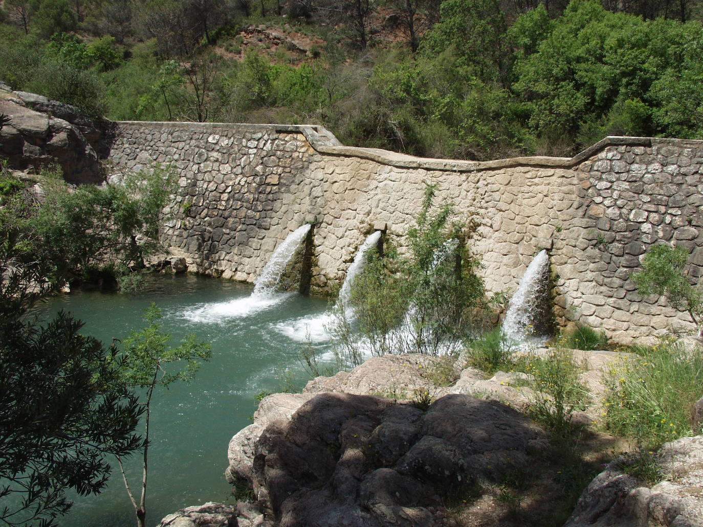 El Turón deja algunas de sus mejores postales en el recorrido que hace por este municipio.