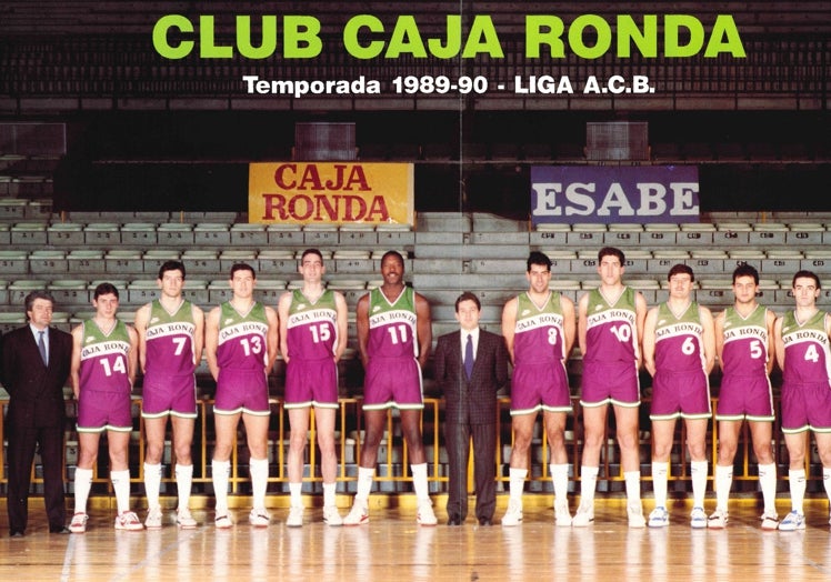 La camiseta actual está inspirada en esta que usó el Caja de Ronda en la temporada1989-1990, aunque la antigua tenía un tono de morado más oscuro y los pantalones del mismo color.