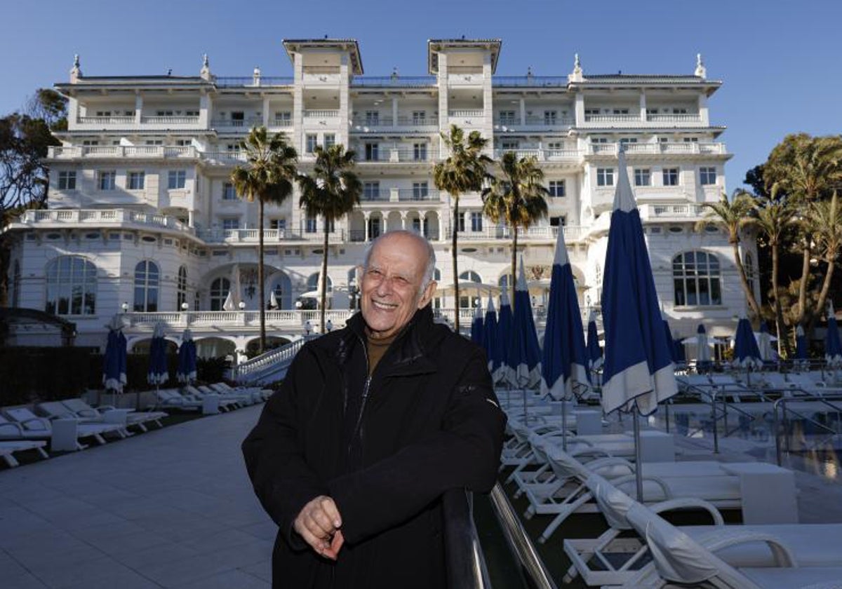 El arquitecto José Seguí frente al Gran Hotel Miramar, del que dirigió su rehabilitación.