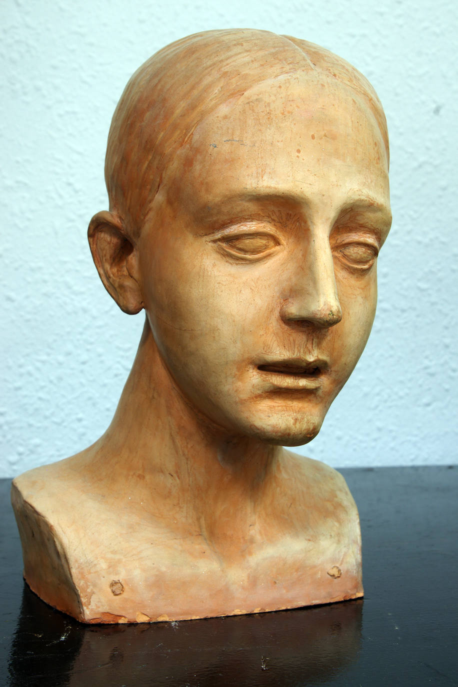 Aunque esta corporación dio sus primeros pasos en 1987 en torno a una pequeña escultura de una Dolorosa de la parroquia de la Divina Pastora, en 1989 ya inició los contactos con el imaginero José Dueñas Rosales, mancebo de farmacia de profesión, con el fin de que este ejecutara su titular en propiedad. La primera Virgen del Dulce Nombre fue bendecida el 20 de mayo de 1990 con las hermanas Clarisas como madrinas del acto.
