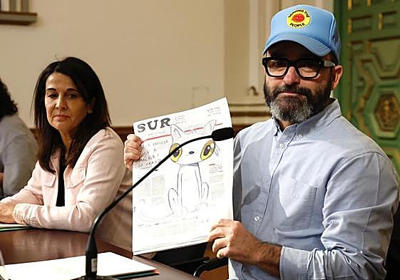 Javier Calleja con el ejemplar del viernes que él mismo firma