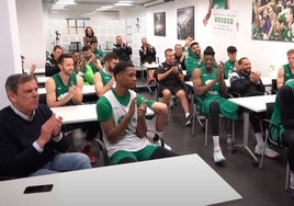 Vídeo: La emoción de los jugadores del Unicaja al ver el documental de la Copa y la promesa de Osetkowski