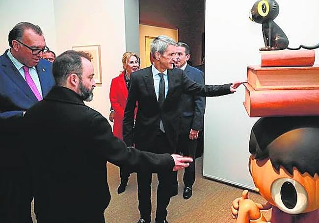 Javier Calleja explica la exposición a los invitados.