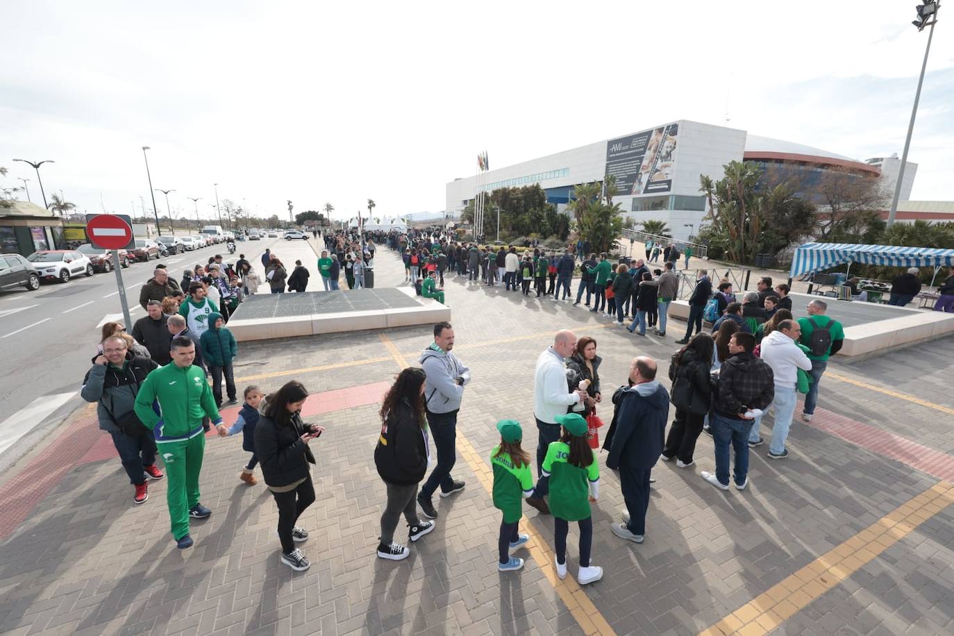 La previa del Unicaja-Girona estuvo marcada por la emoción: hubo fotos con la Copa, documental en el videomarcador e izado de la bandera con el nuevo título del club malagueño