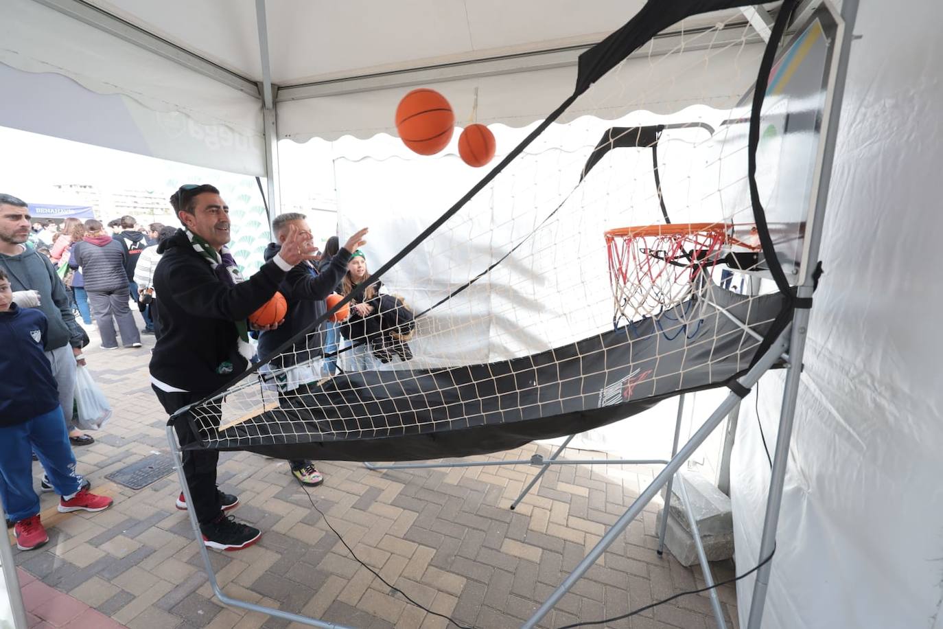 La previa del Unicaja-Girona estuvo marcada por la emoción: hubo fotos con la Copa, documental en el videomarcador e izado de la bandera con el nuevo título del club malagueño