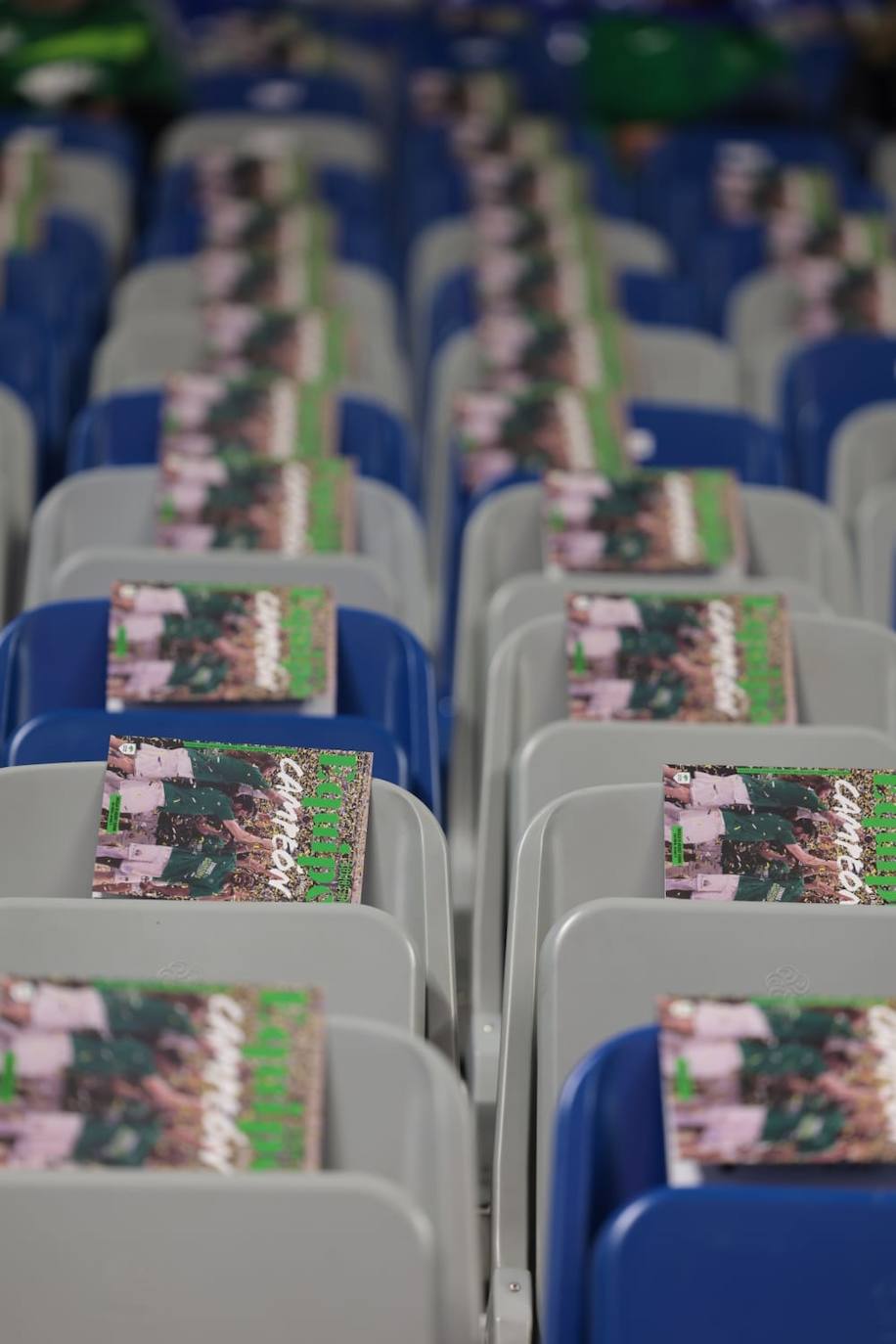 La previa del Unicaja-Girona estuvo marcada por la emoción: hubo fotos con la Copa, documental en el videomarcador e izado de la bandera con el nuevo título del club malagueño