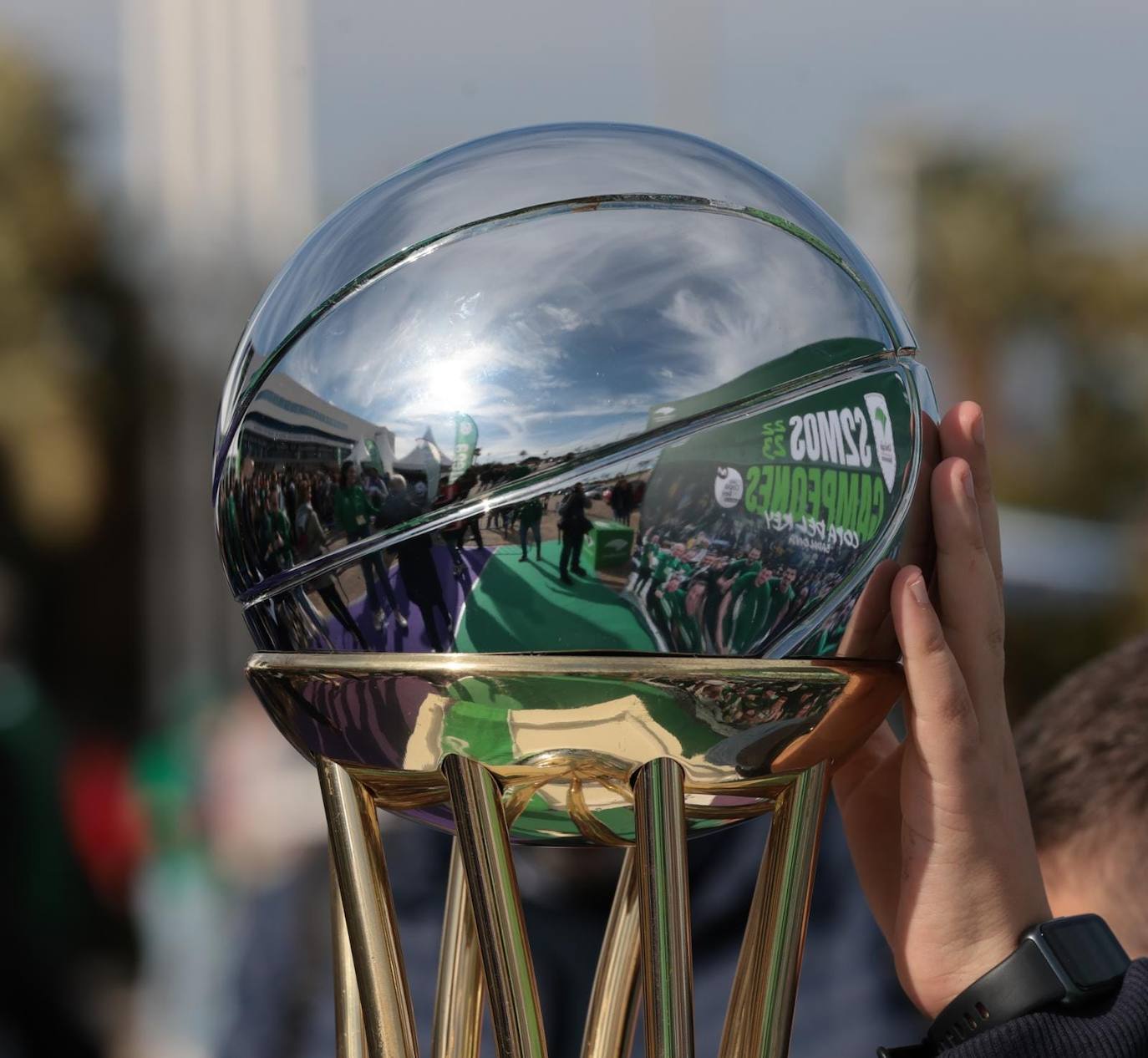 La previa del Unicaja-Girona estuvo marcada por la emoción: hubo fotos con la Copa, documental en el videomarcador e izado de la bandera con el nuevo título del club malagueño