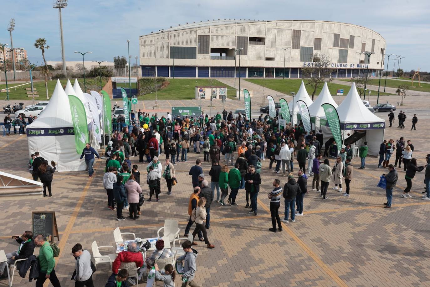La previa del Unicaja-Girona estuvo marcada por la emoción: hubo fotos con la Copa, documental en el videomarcador e izado de la bandera con el nuevo título del club malagueño