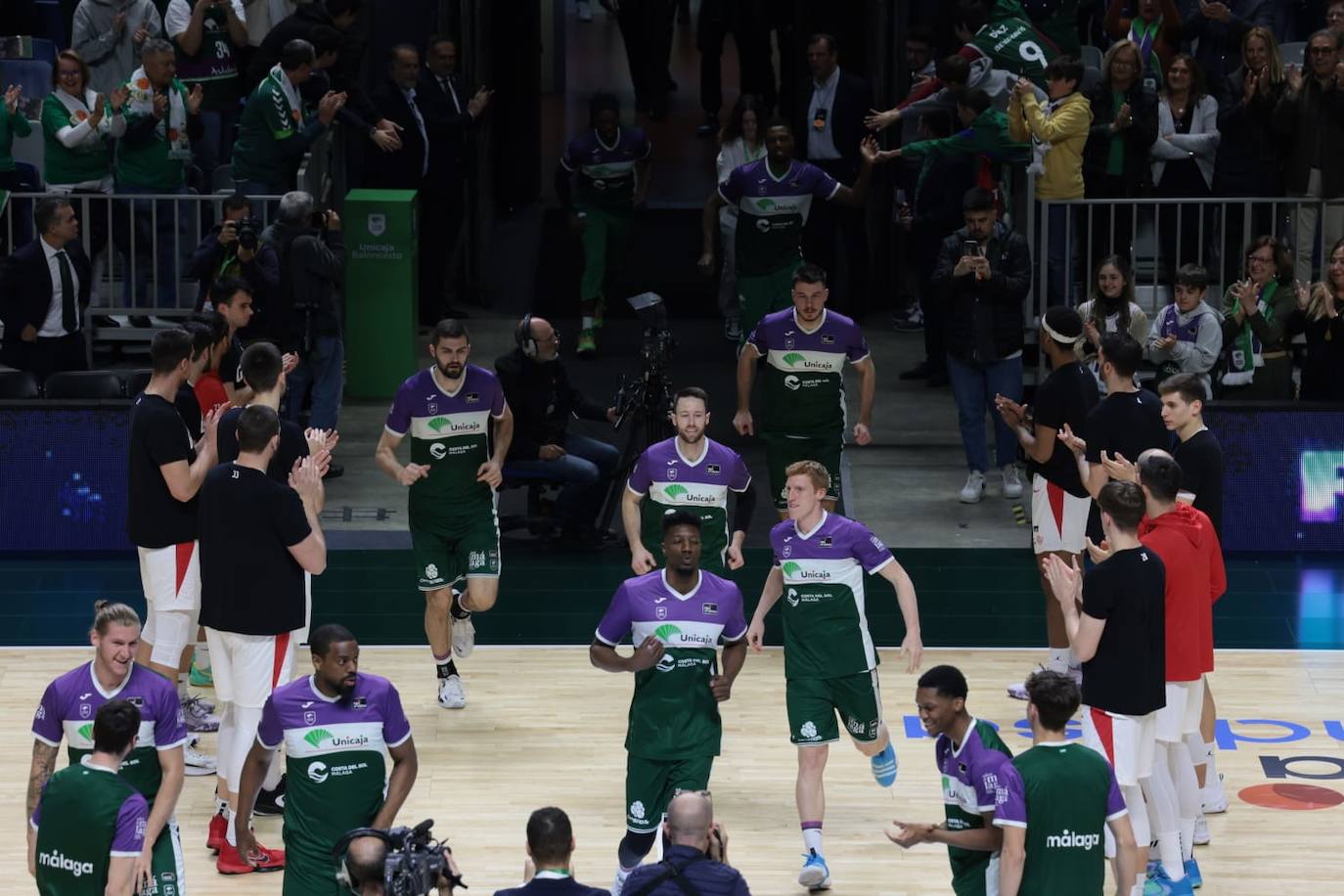 La previa del Unicaja-Girona estuvo marcada por la emoción: hubo fotos con la Copa, documental en el videomarcador e izado de la bandera con el nuevo título del club malagueño