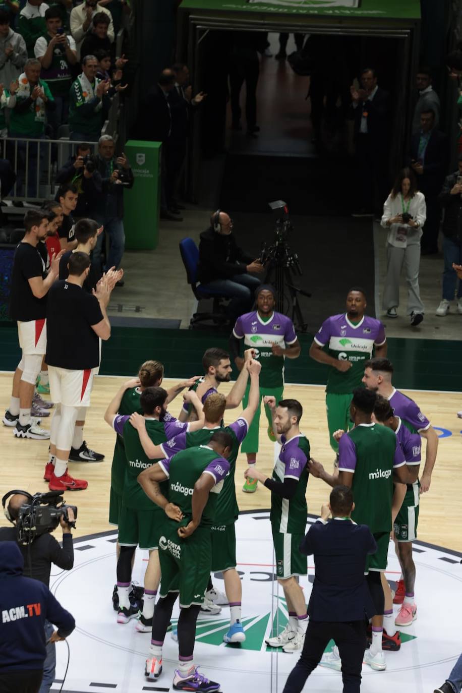 La previa del Unicaja-Girona estuvo marcada por la emoción: hubo fotos con la Copa, documental en el videomarcador e izado de la bandera con el nuevo título del club malagueño
