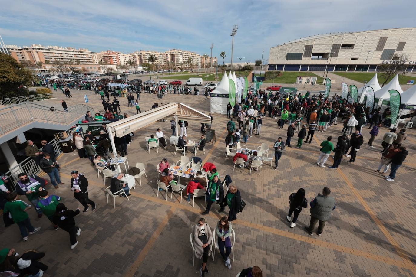 La previa del Unicaja-Girona estuvo marcada por la emoción: hubo fotos con la Copa, documental en el videomarcador e izado de la bandera con el nuevo título del club malagueño