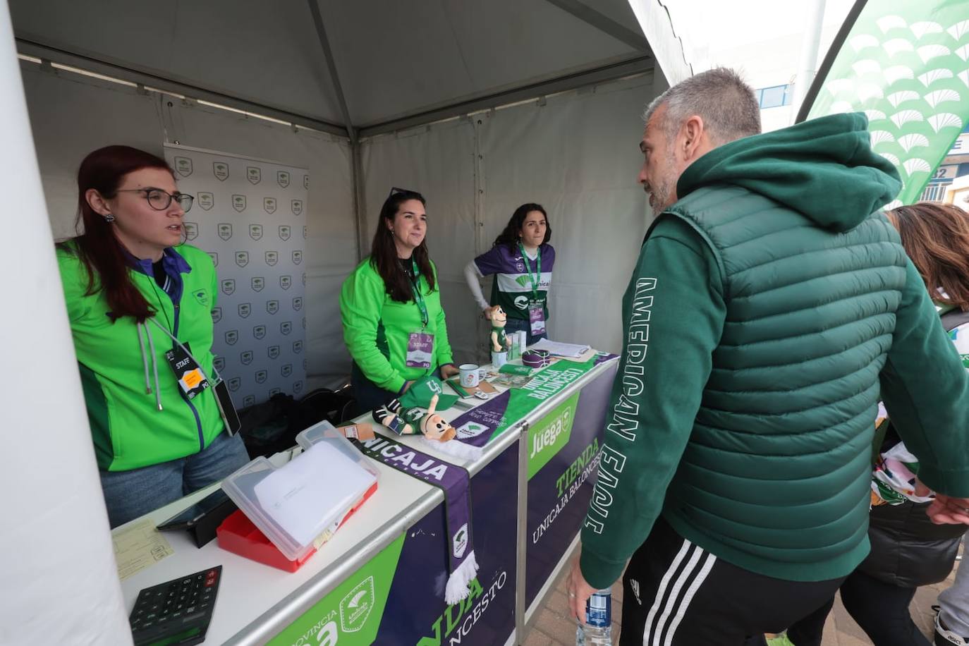 La previa del Unicaja-Girona estuvo marcada por la emoción: hubo fotos con la Copa, documental en el videomarcador e izado de la bandera con el nuevo título del club malagueño