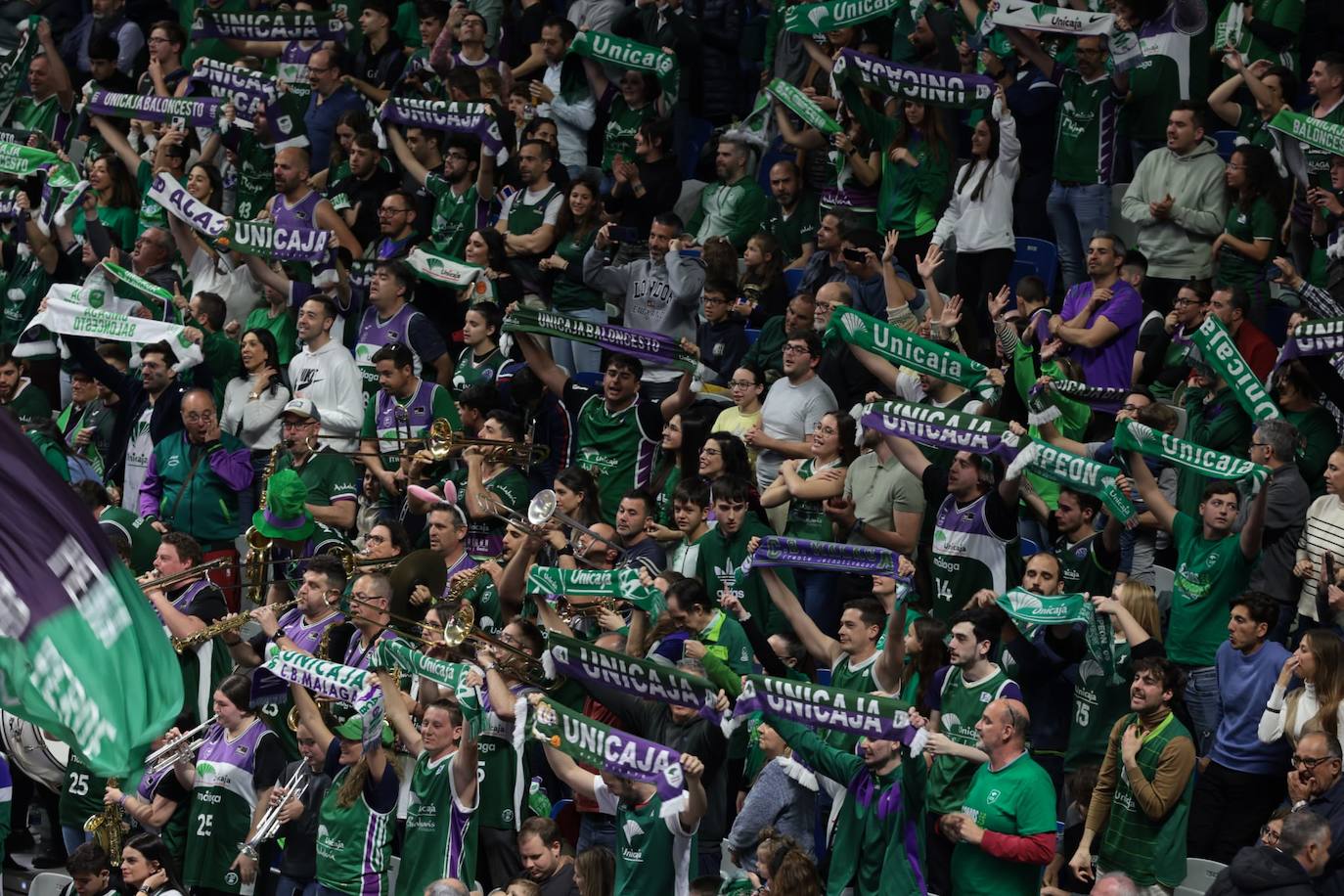 La previa del Unicaja-Girona estuvo marcada por la emoción: hubo fotos con la Copa, documental en el videomarcador e izado de la bandera con el nuevo título del club malagueño
