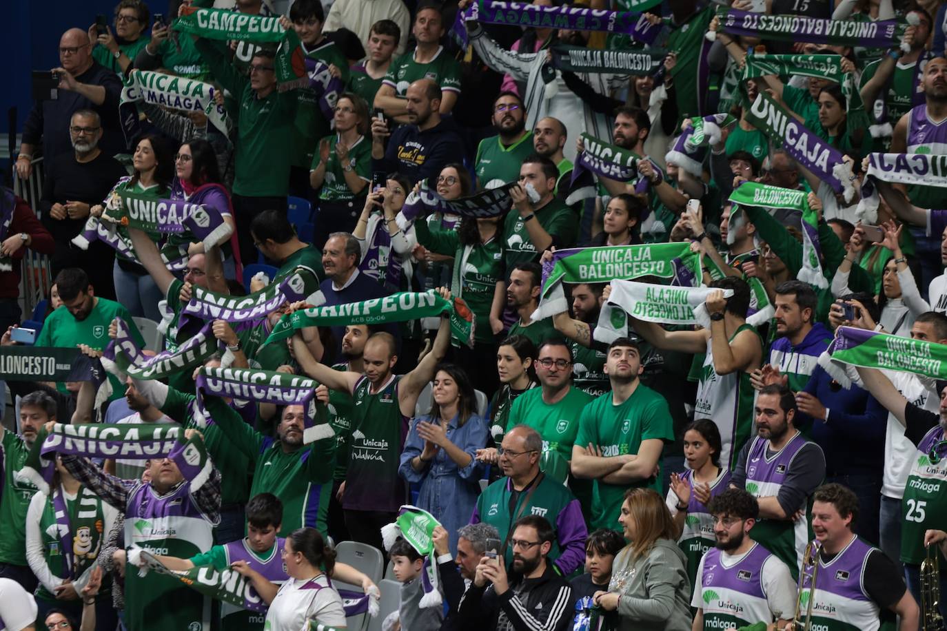 La previa del Unicaja-Girona estuvo marcada por la emoción: hubo fotos con la Copa, documental en el videomarcador e izado de la bandera con el nuevo título del club malagueño