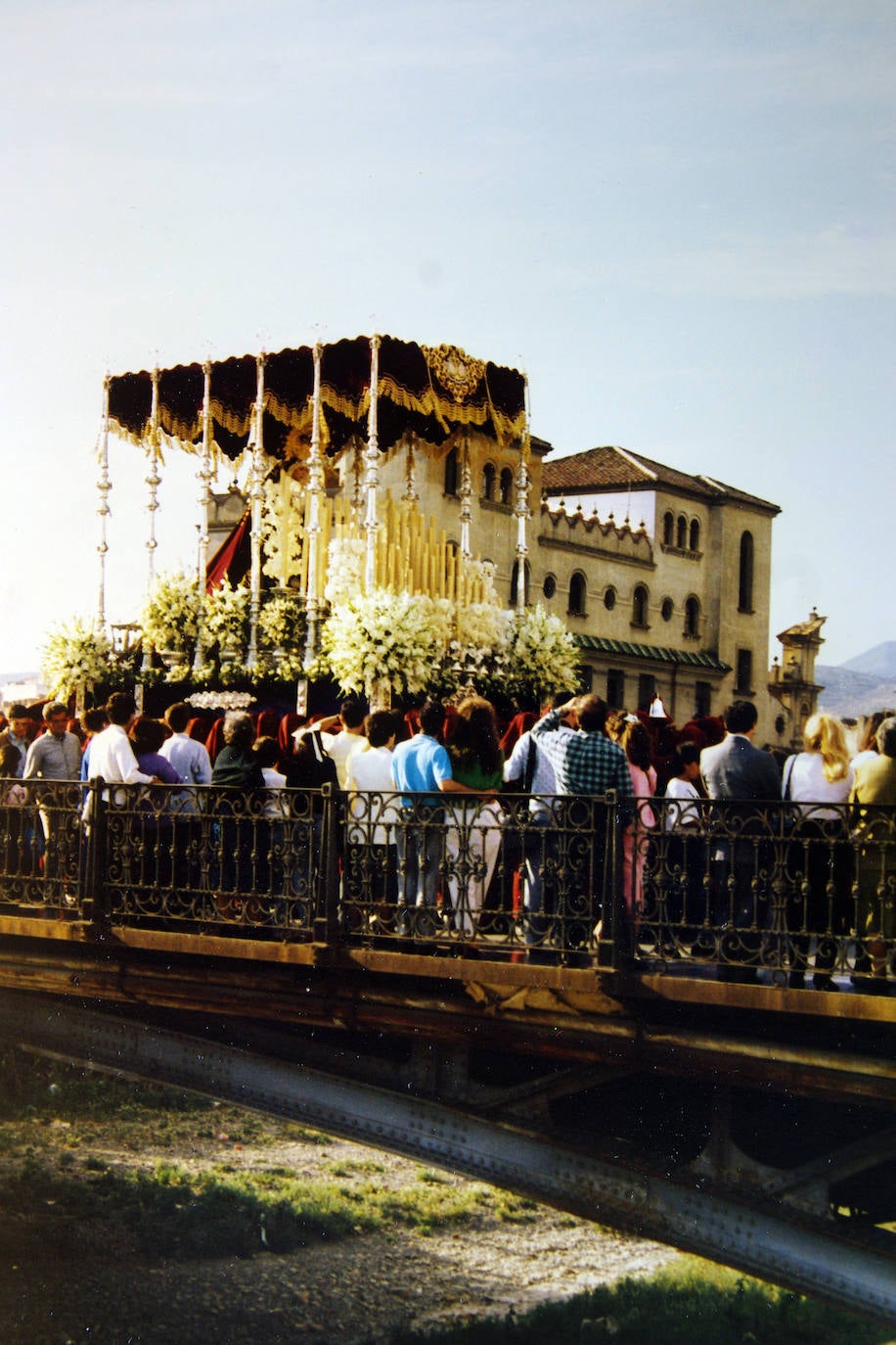 La Hermandad de la Salud fue admitida en el seno de la Agrupación de Cofradías en 1988, por acuerdo de su junta de gobierno, presidida por Francisco Toledo y celebrada el 19 de enero. Y en esa Semana Santa, la Dolorosa estrenó palio y entró en la Catedral, siendo, pues, el primer palio que cruzó el dintel del templo mayor de la diócesis.