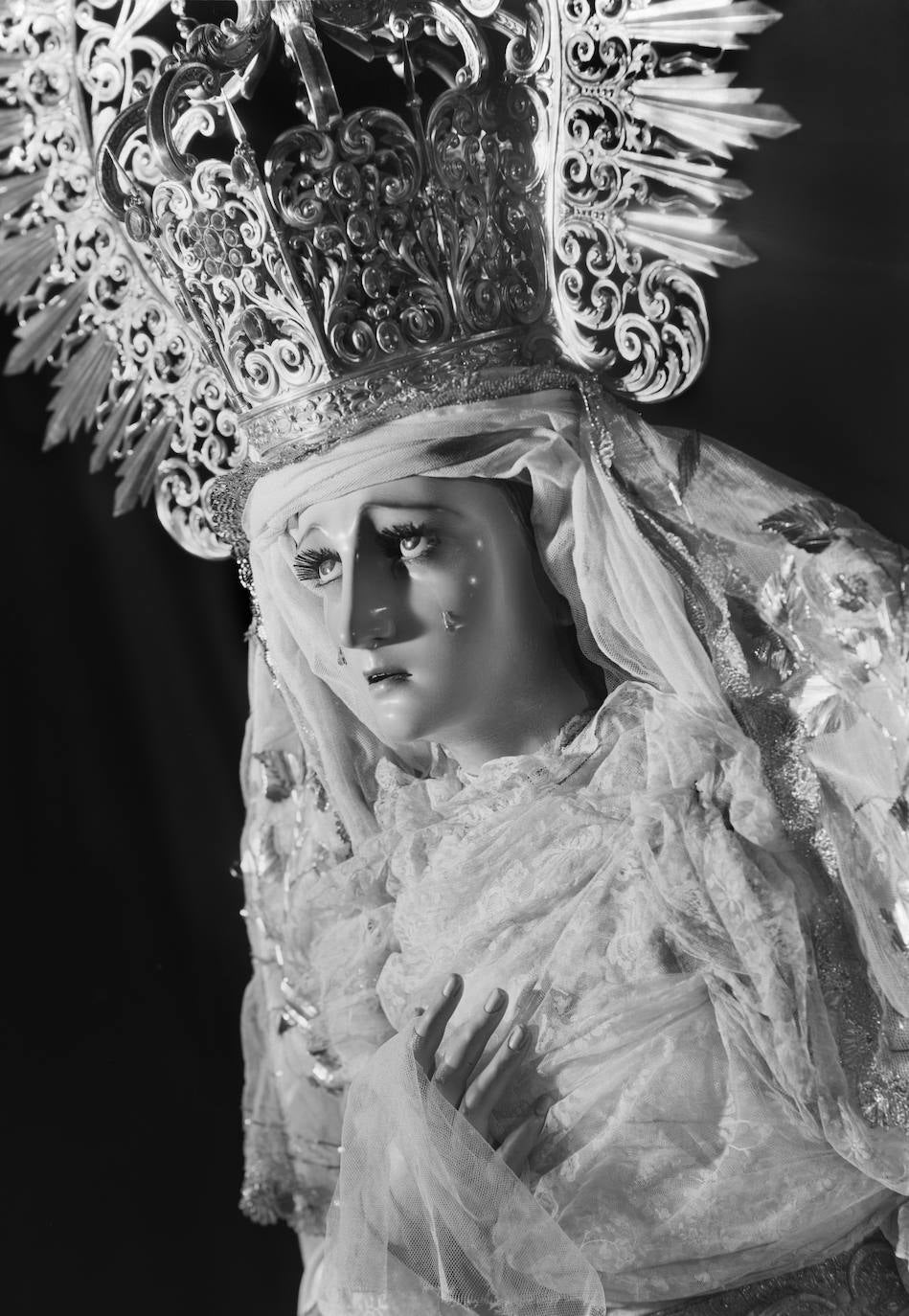 Pese a que la actual titular mariana del Huerto se incorporó a la corporación en tiempos de posguerra, debido a que la Virgen primitiva desapareció en 1931, nos hallamos ante una sobresaliente escultura del siglo XVIII, de autoría anónima, del círculo malagueño, atribuida al escultor académico Fernando Ortiz. La presente fotografía fue tomada con anterioridad a la intervención de Antonio Eslava Rubio en 1978. El imaginero carmonense talló, además, un nuevo juego de manos.