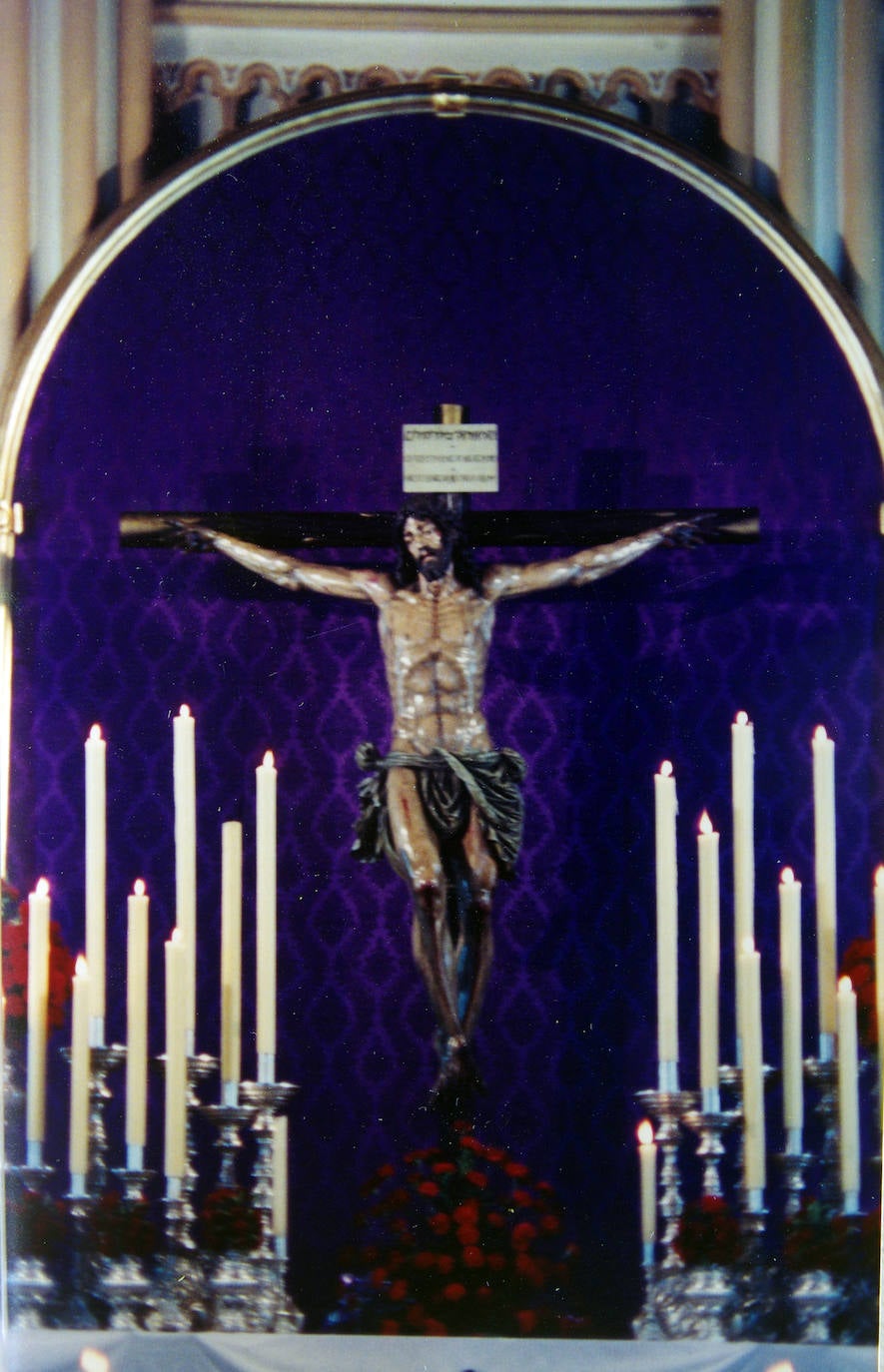 El Cristo de la Esperanza en su Gran Amor se bendijo el viernes 31 de mayo de 1991, festividad del Santo Cristo de la Salud, patrono de Málaga. Se dispuso un dosel de medio punto con fondo de damasco morado para resaltar la silueta de la obra de Luis Álvarez Duarte, que el 9 de marzo de ese año había sido presentada en el Museo Diocesano.