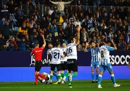 Momento en el que Genaro ve la tarjeta roja por su dura entrada.