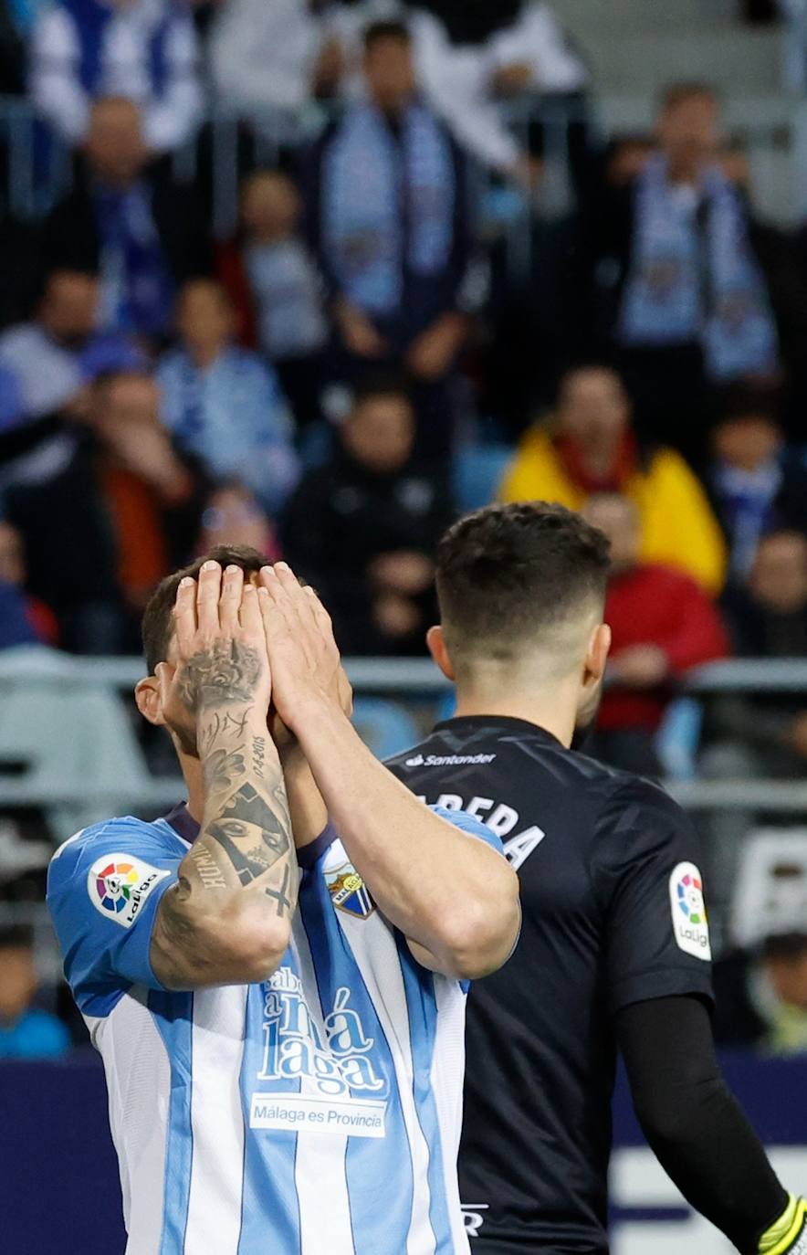 El Málaga perdió en casa ante el Racing (0-1) y la salvación queda ahora a diez puntos