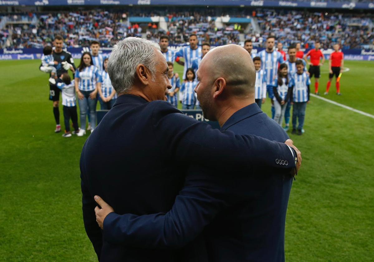 Pellicer y José Alberto se saludan antes del comienzo del partido.