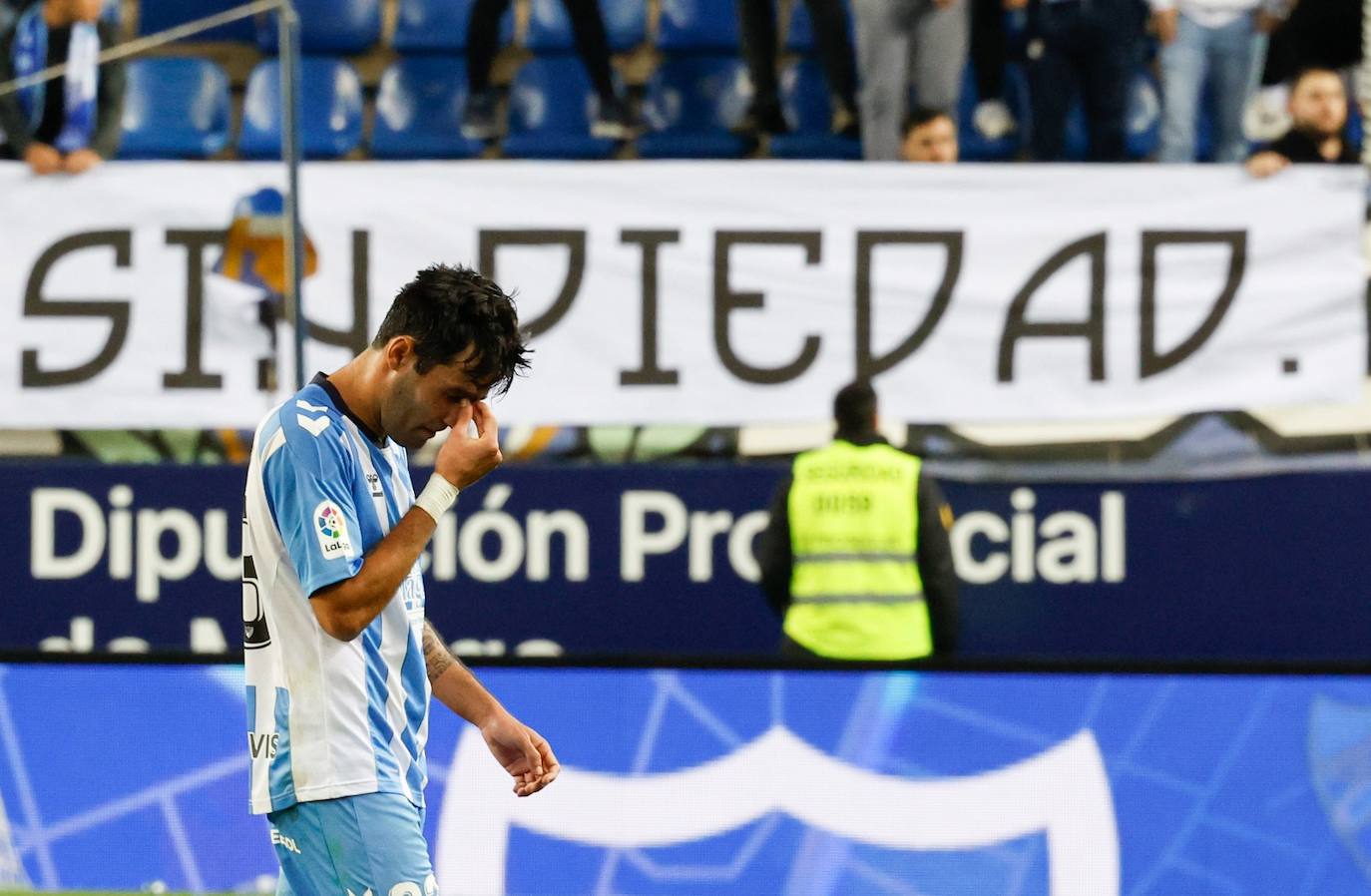 El Málaga perdió en casa ante el Racing (0-1) y la salvación queda ahora a diez puntos