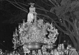 Antigua instantánea del Cristo de los Gitanos por la Alameda