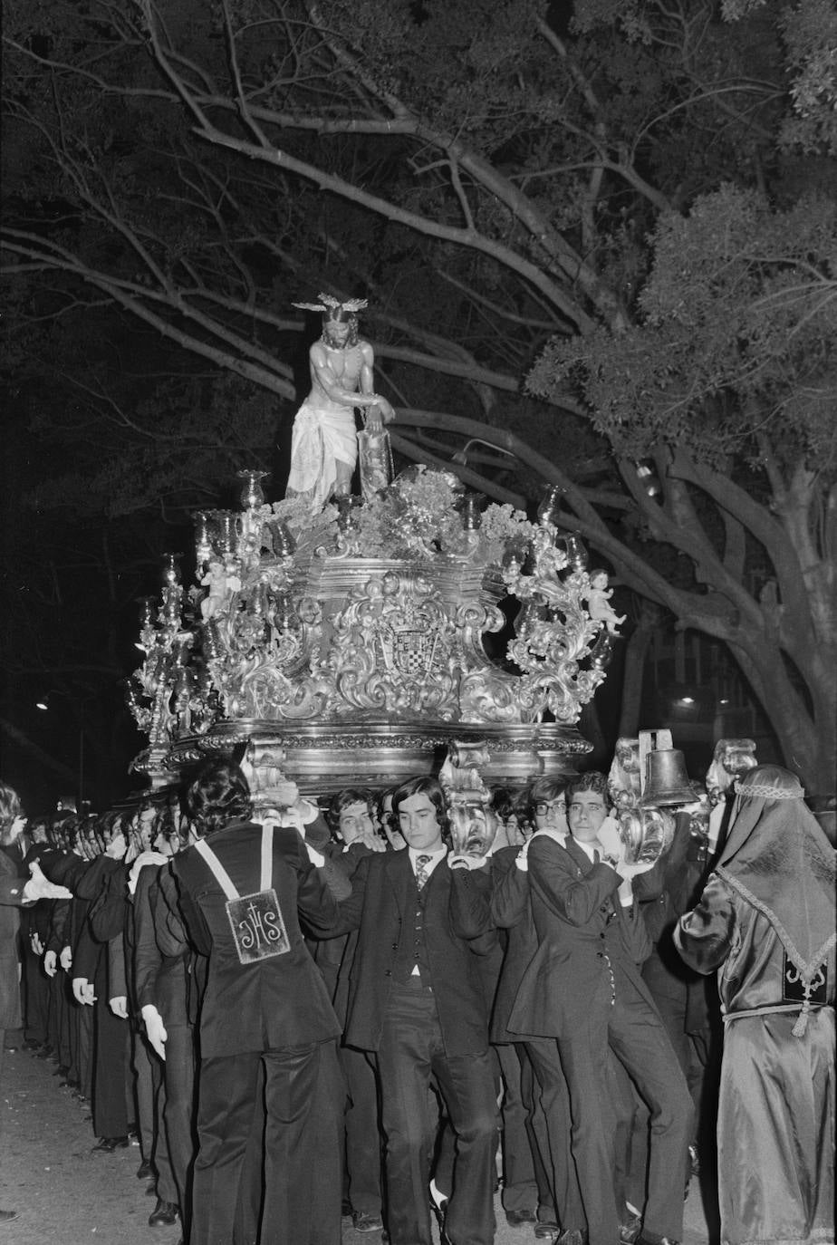 Una de las primeras acciones que llevó a cabo el que fuera hermano mayor de la Cofradía de los Gitanos entre 1959 y 1964, José Villegas, fue el nombramiento como hermanos honorarios de los duques de Alba, posiblemente por la vinculación de estos con la Hermandad de los Gitanos de Sevilla. En el frontal del trono del Cristo de la Columna figuró durante varios años el escudo de esta familia noble.