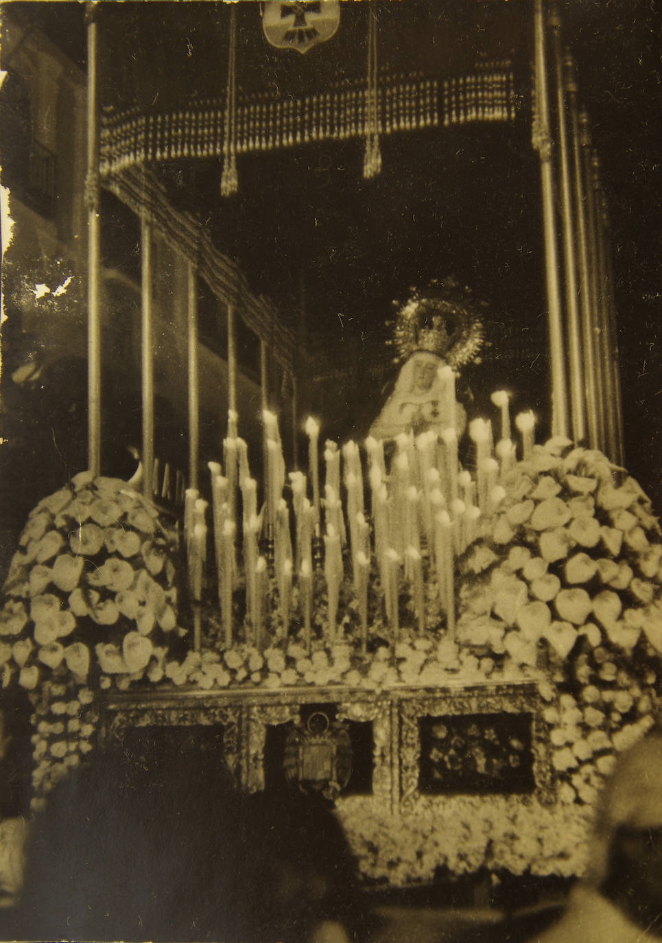 En esta fotografía del año 1942 figura la antigua imagen mariana bajo un palio sostenido por 12 barras lisas. Esta dolorosa se encuentra hoy día al culto en una de las capillas de la Iglesia de Santo Domingo.