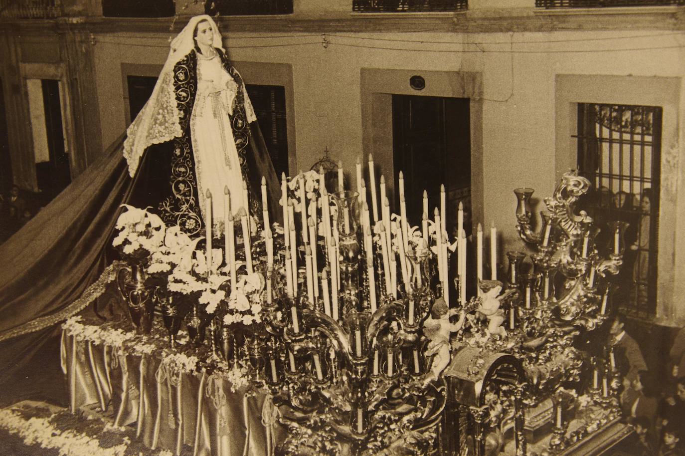 La Virgen de Gracia, del imaginero sevillano Antonio Castillo Lastrucci, procesionó por primera vez el Martes Santo de 1957. Lo hizo sobre un trono de Pedro Pérez Hidalgo que, en aquella ocasión, salió únicamente con el frontal acabado y los arbotantes delanteros tallados.