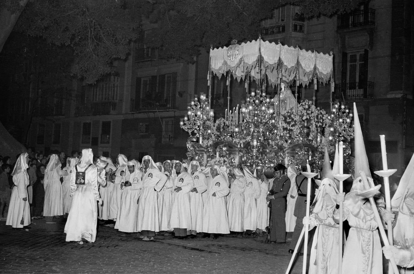 La Novia de Málaga, en la noche del Martes Santo de 1959, en el trono neobarroco que realizó el taller de Adrián Risueño en 1948.