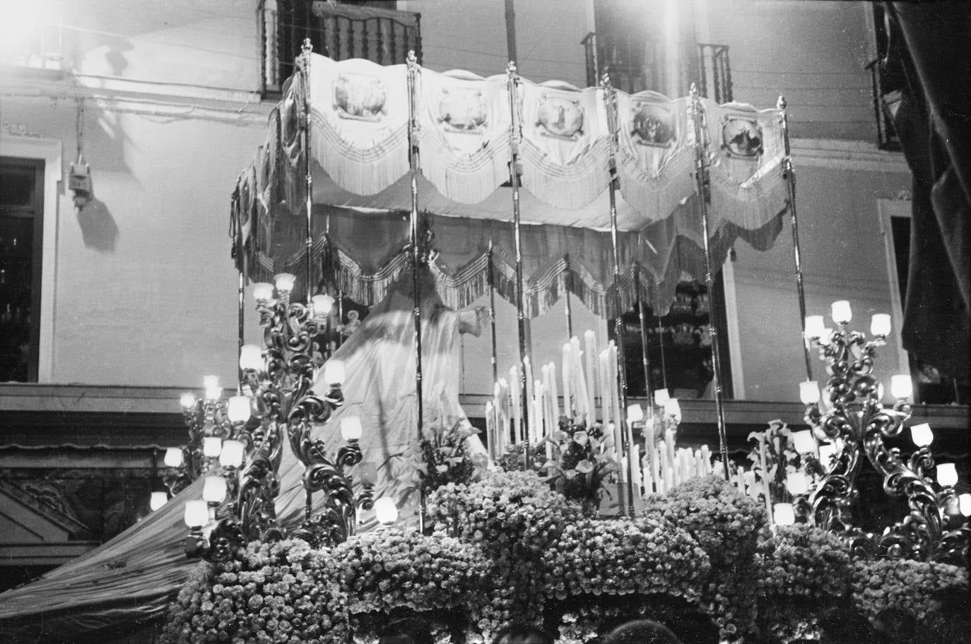 Con apenas 15 años de edad, el afamado pintor malagueño Félix Revello de Toro realizó las escenas de los misterios del rosario que fueron colocadas en el primer palio que tuvo la Virgen del Rosario.