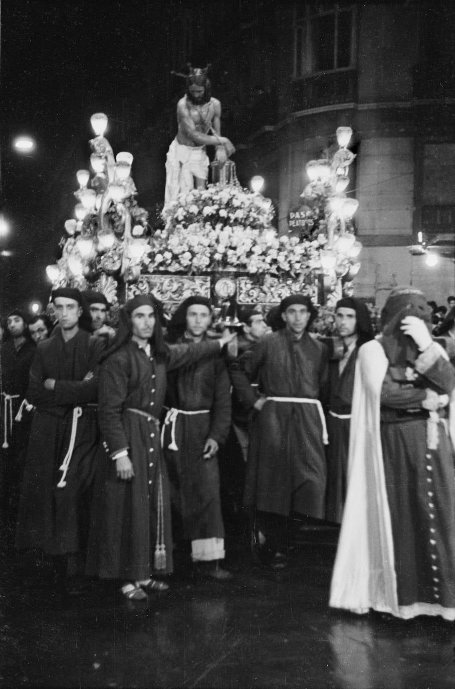 Tras la guerra civil, la Cofradía de los Gitanos encargó una imagen del Cristo a Manuel Oliver Rosado, que, únicamente, salió en procesión en los años 1940 y 1941. Para la Semana Santa de 1942, fue reemplazada la efigie por la tallada por el escultor gitano Juan Vargas Cortés, que es la actual, aunque reformada por Francisco Buiza Fernández en 1980. En la imagen se aprecia la que sería una de las primeras salidas procesionales de la obra de Vargas, todavía en el trono que realizó Oliver Rosado.