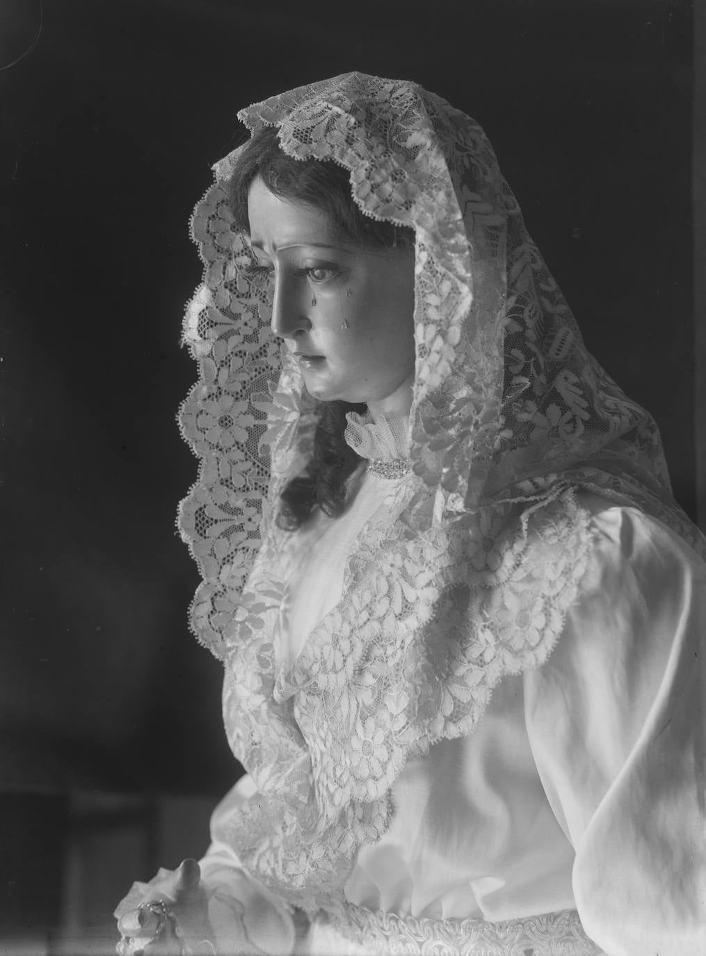 La primitiva Virgen de las Penas procedía de un grupo escultórico de la Sagrada Familia, del siglo XVIII, que se encontraba en la iglesia de San José. Muy dañado el conjunto escultórico en 1931, la hermandad reconvirtió la imagen mariana en una Dolorosa en 1936. Los trabajos de adecuación de la pieza los desarrolló el escultor aloreño José Navas-Parejo Pérez, con taller en Granada. Esta imagen procesionó desde 1943 a 1964.