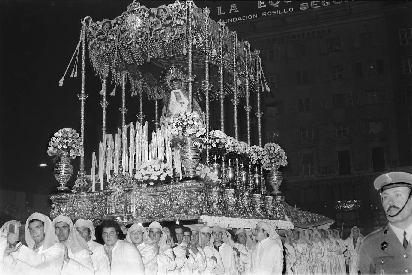 Juan Bautista Casielles del Nido diseñó, en 1969, el actual trono de la Virgen de Gracia y Esperanza, de la Cofradía de los Estudiantes. El conjunto, de orfebrería plateada, salió por primera vez en 1971. Ante la ausencia de arbotantes, figuraron en los ángulos ánforas con flores. En 1972, se estrenaron las barras de palio.